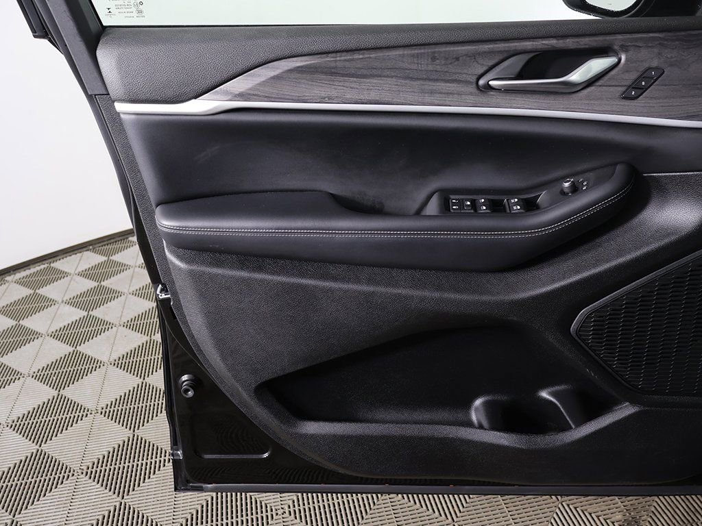 Used 2023 Jeep Grand Cherokee L Limited image 24