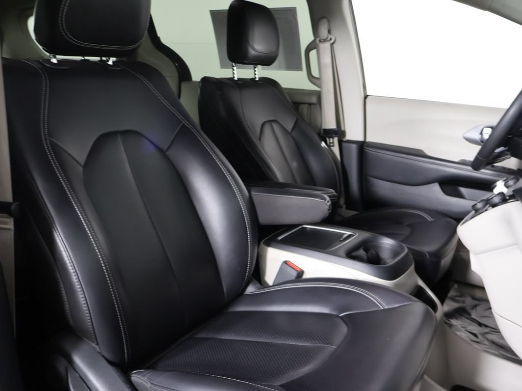 Used 2023 Chrysler Pacifica Touring-L FWD image 27