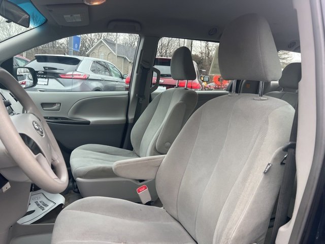 Used 2013 Toyota Sienna L image 3