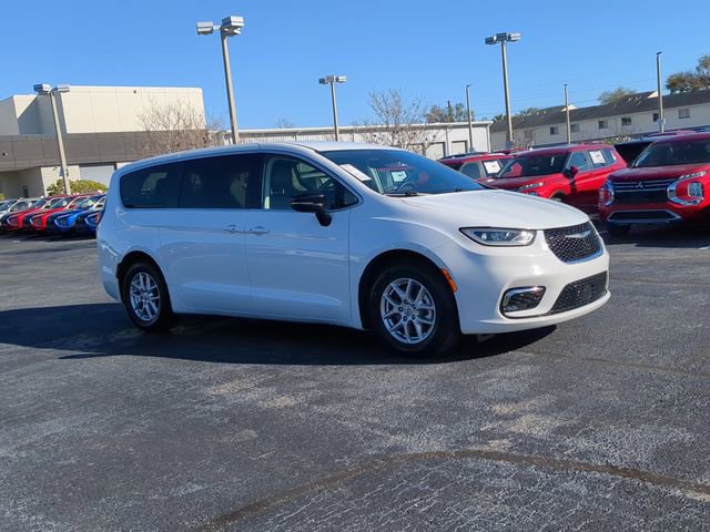 Used 2024 Chrysler Pacifica Touring-L image 4