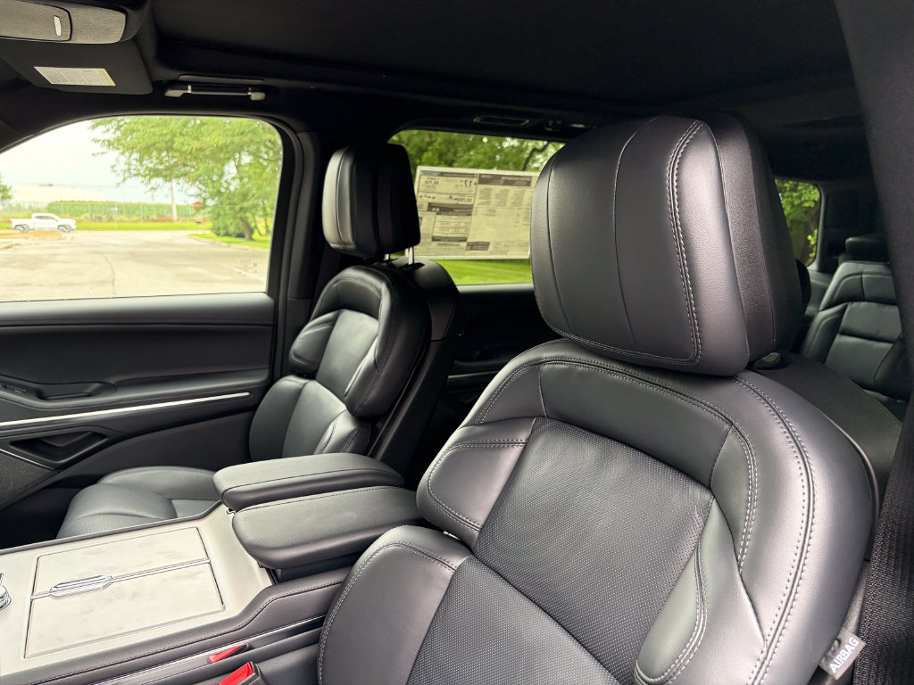 New 2027 Lincoln Navigator Reserve w/ Jet Appearance Package AWD/4WD image 12