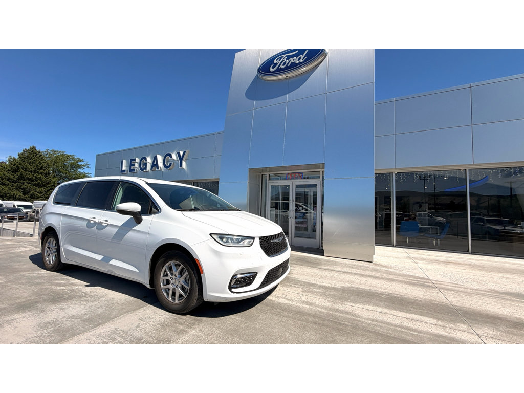 Used 2023 Chrysler Pacifica Touring-L FWD image 1