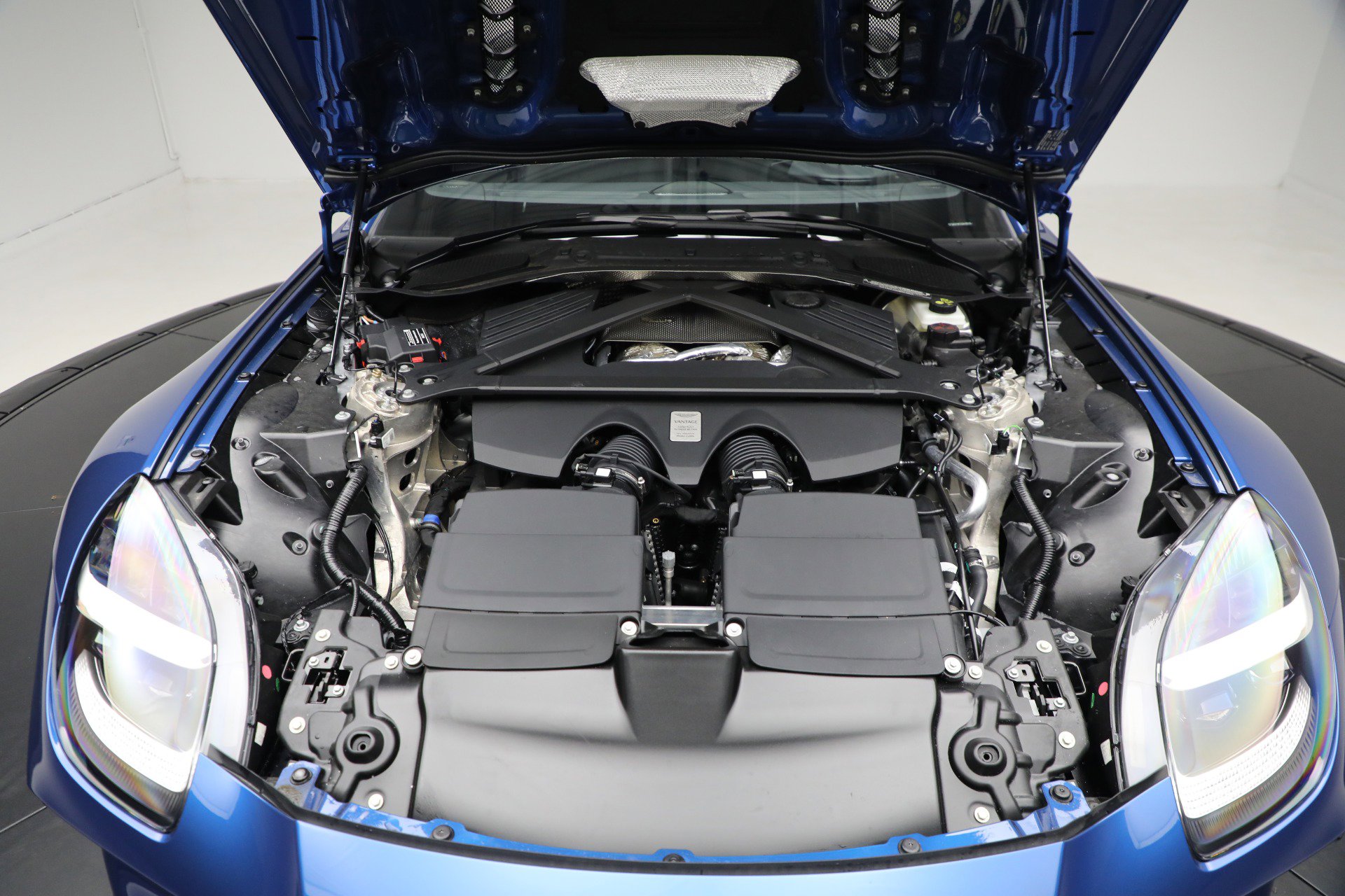 Used 2025 Aston Martin V8 Vantage Coupe image 35