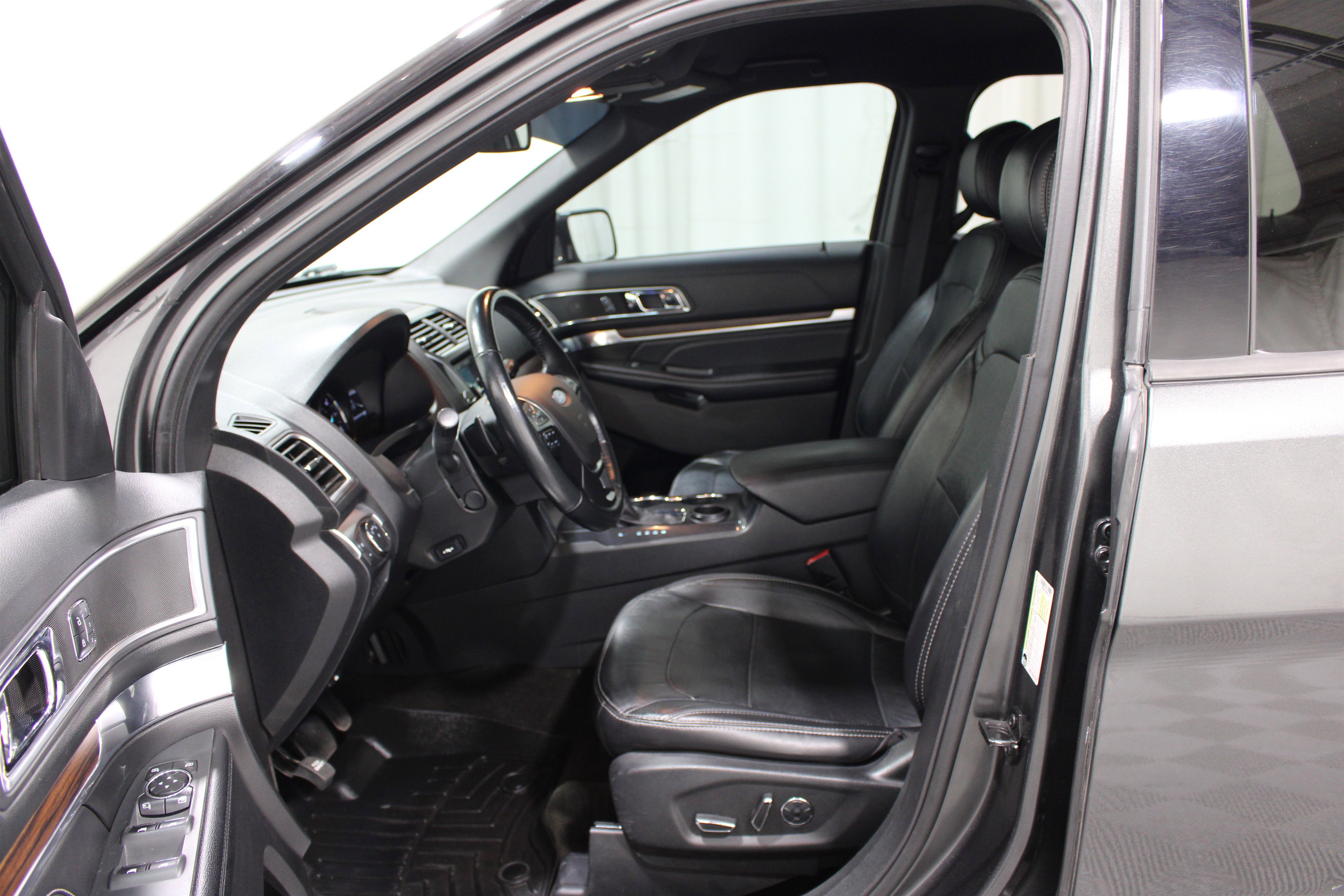 Used 2017 Ford Explorer Limited w/ Equipment Group 301A FWD image 3