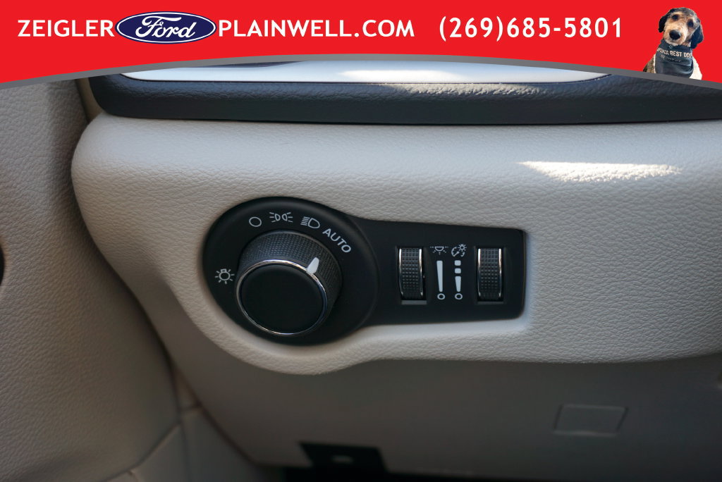 Used 2023 Chrysler Voyager LX FWD image 30