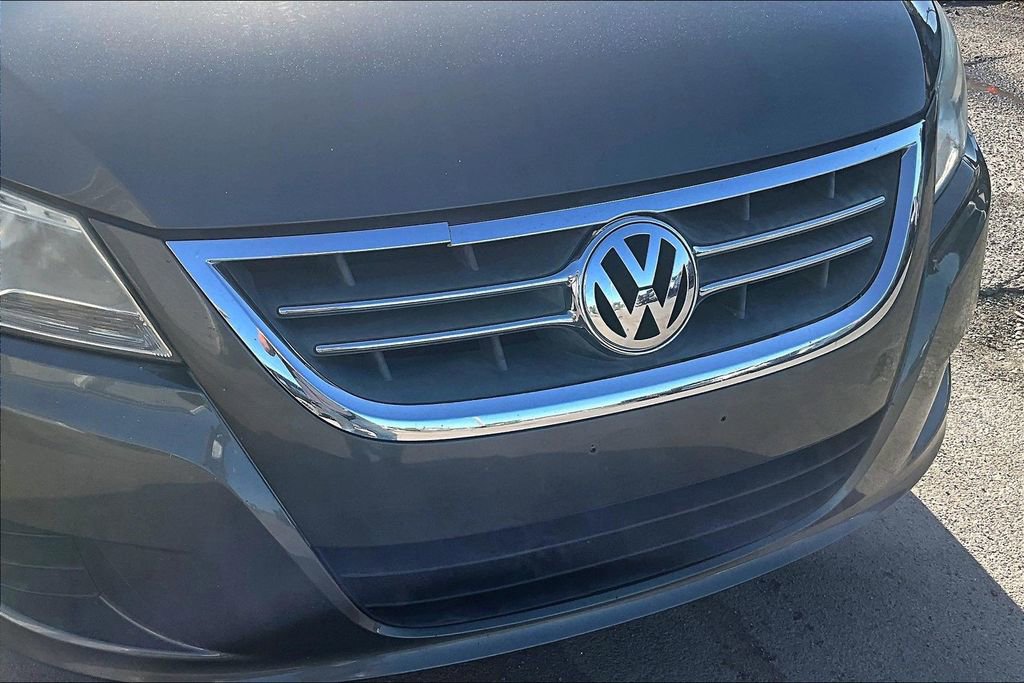 Used 2010 Volkswagen Routan SE FWD image 26