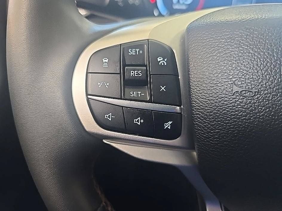 Used 2025 Ford Explorer Active AWD/4WD image 18