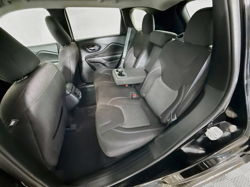 Used 2019 Jeep Cherokee Latitude w/ Popular Appearance Group FWD image 23