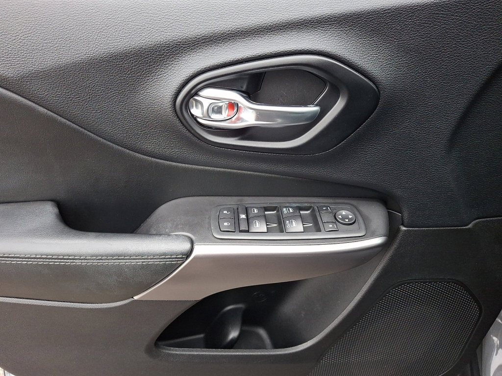 Used 2020 Jeep Cherokee Latitude Lux w/ Quick Order Package 2YH Lux image 23