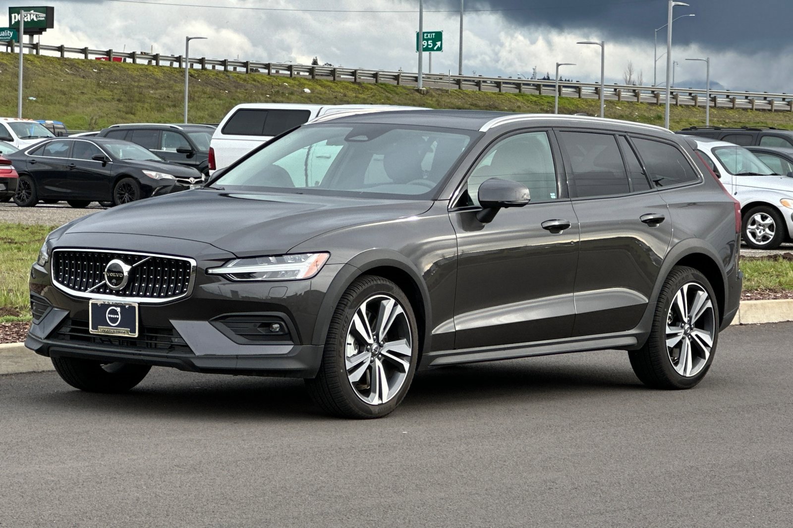 Used 2025 Volvo V60 B5 Cross Country Plus image 7