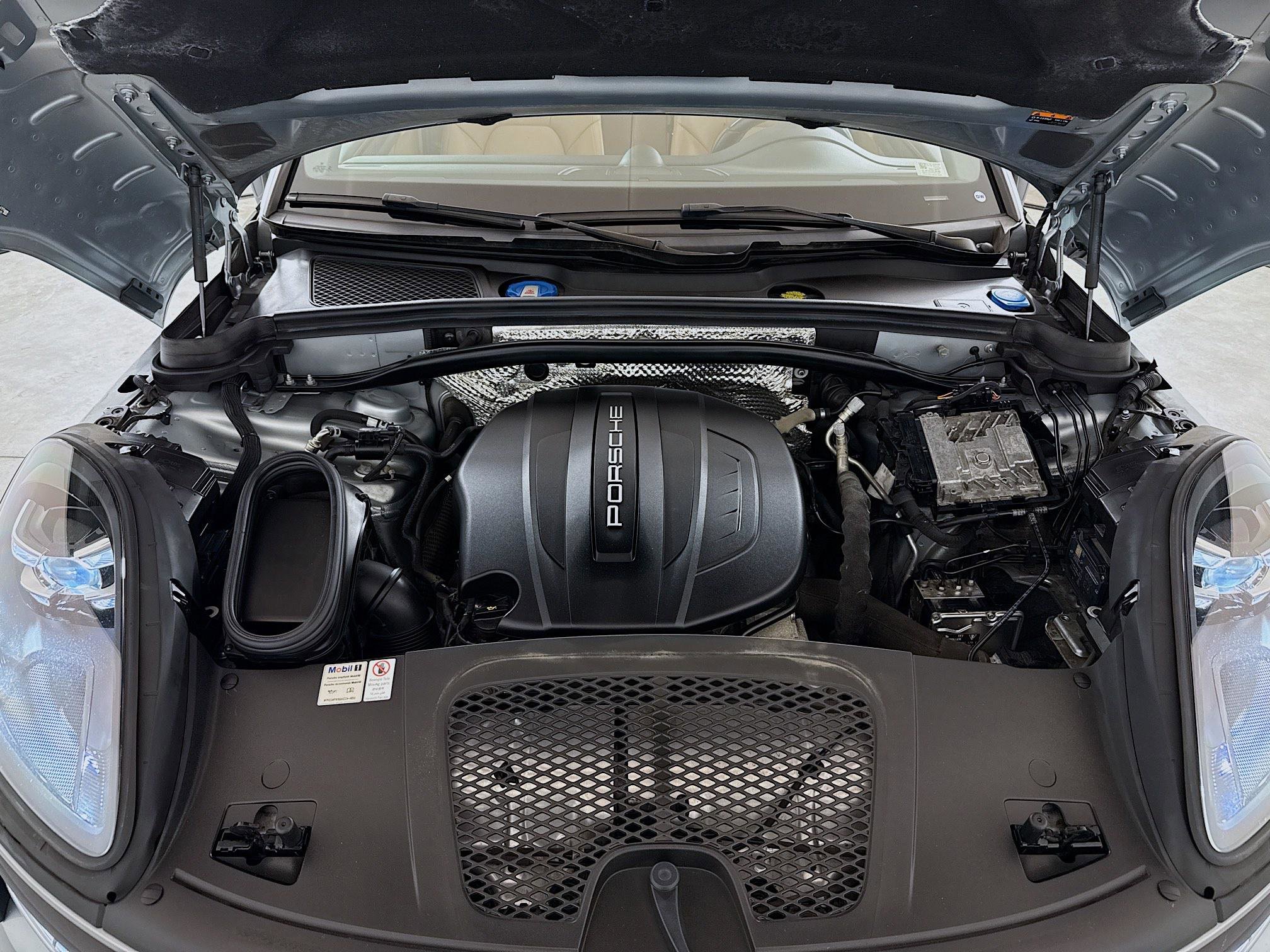 Used 2020 Porsche Macan Base image 30