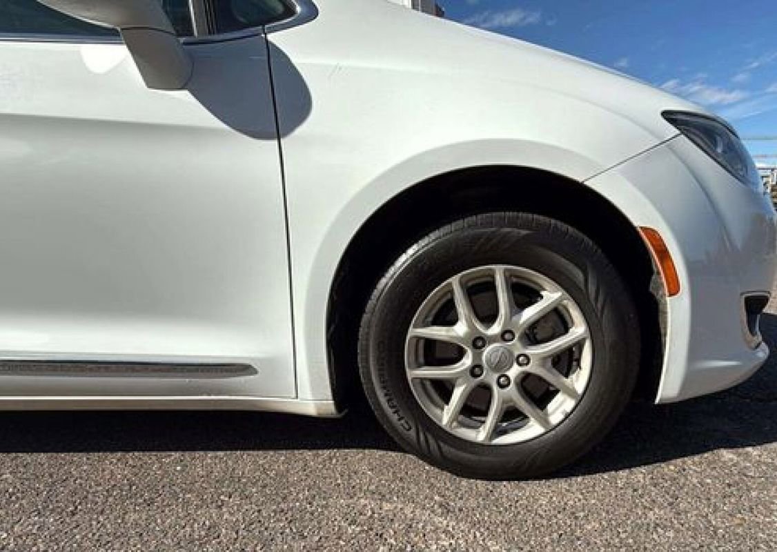 Used 2020 Chrysler Pacifica Touring-L image 22