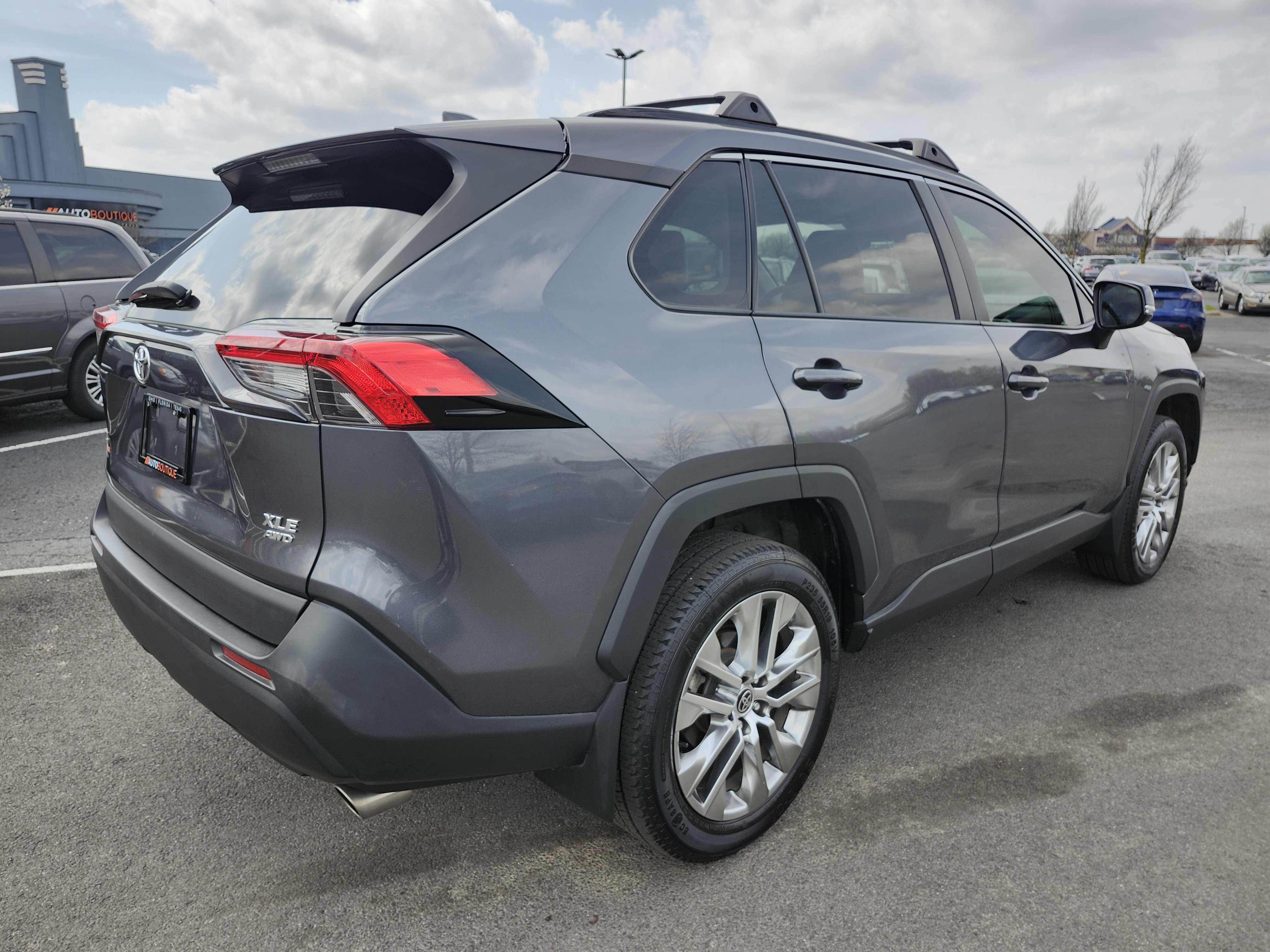 Used 2021 Toyota RAV4 XLE Premium image 18