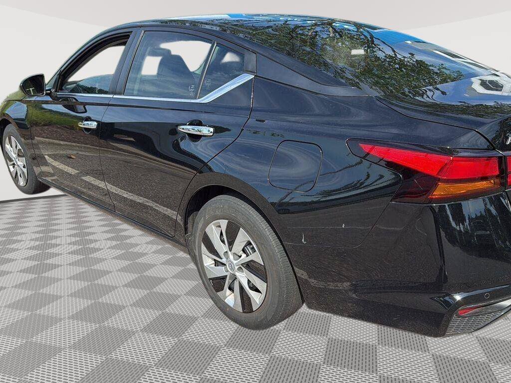 Used 2024 Nissan Altima 2.5 S FWD image 3