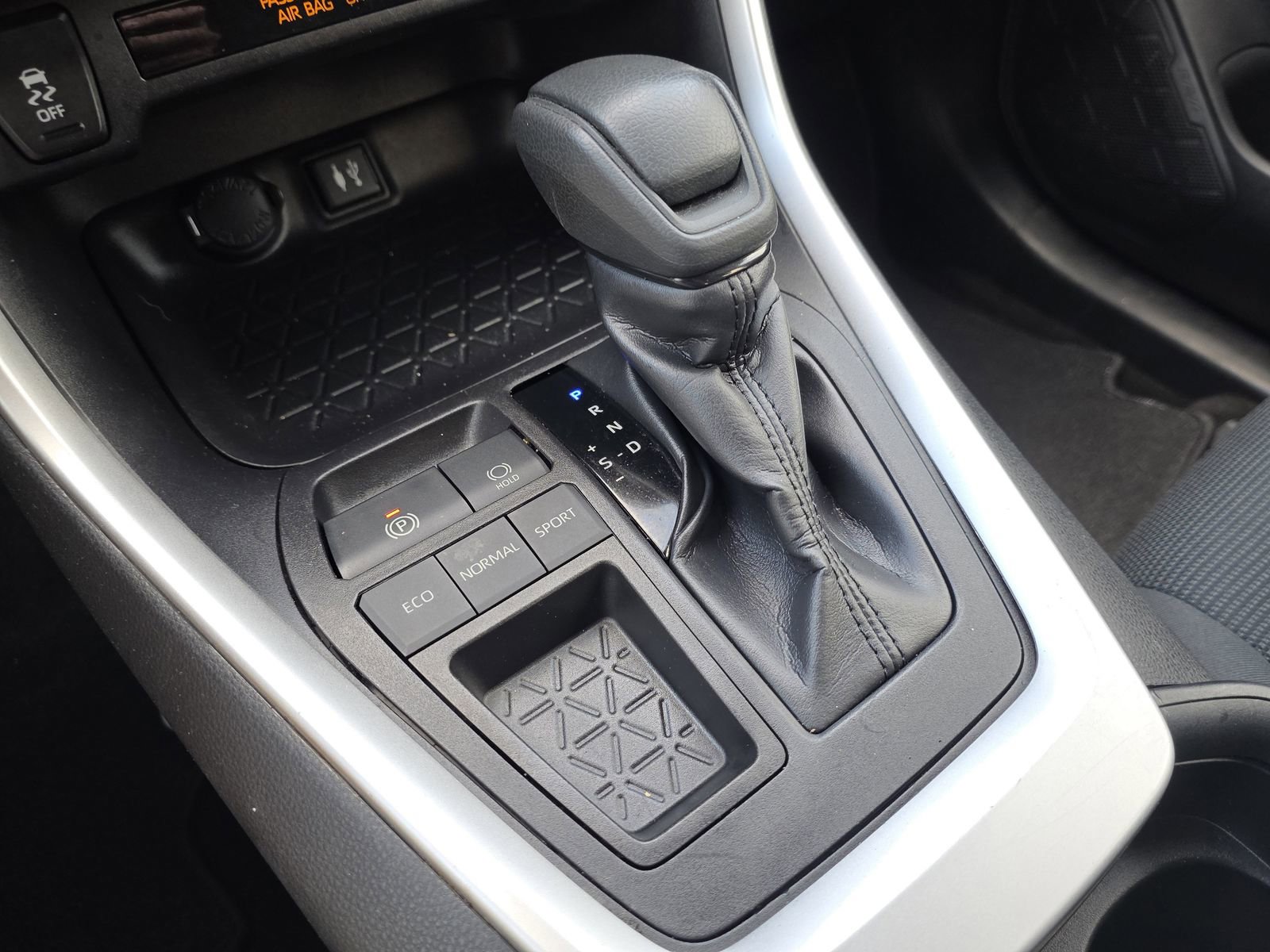 Used 2019 Toyota RAV4 LE image 22