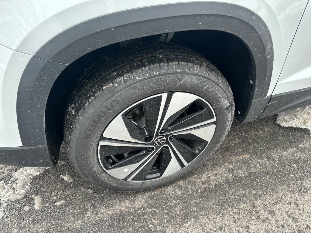 New 2026 Volkswagen Taos SE image 2