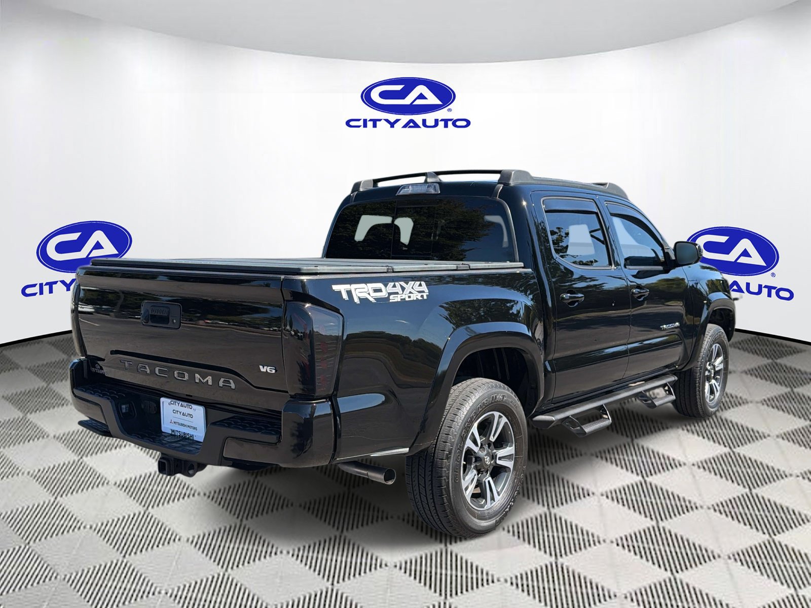 Used 2017 Toyota Tacoma TRD Sport w/ Tow Package (A/T) AWD/4WD image 3