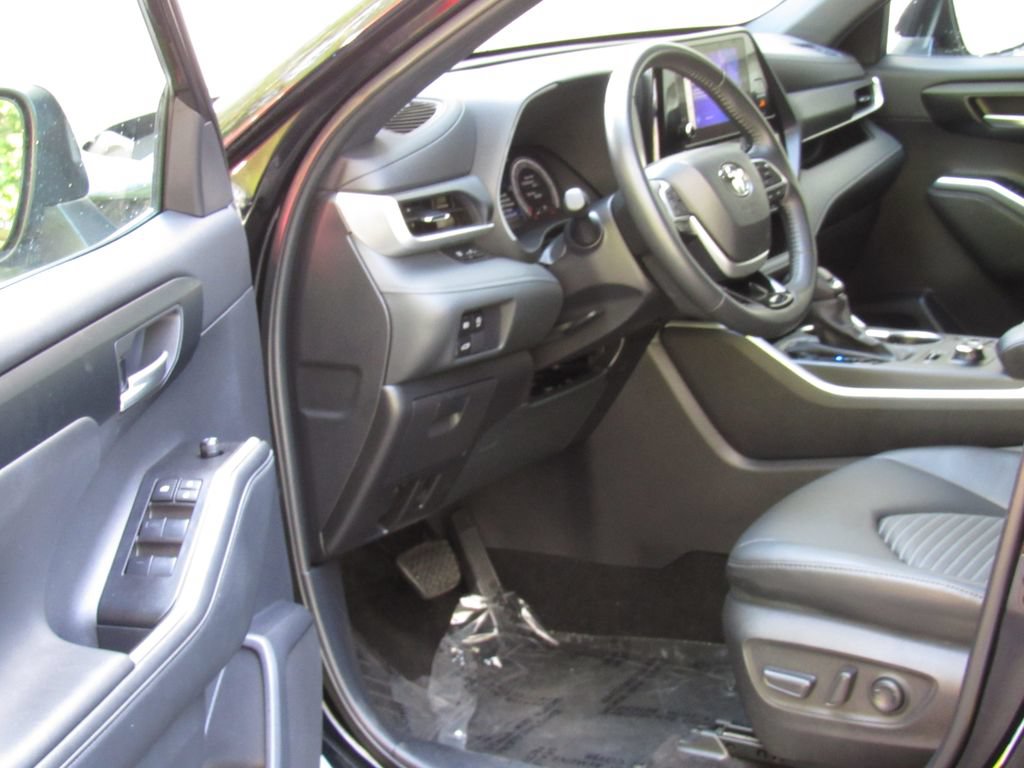 Certified 2025 Toyota Highlander XSE AWD/4WD image 9