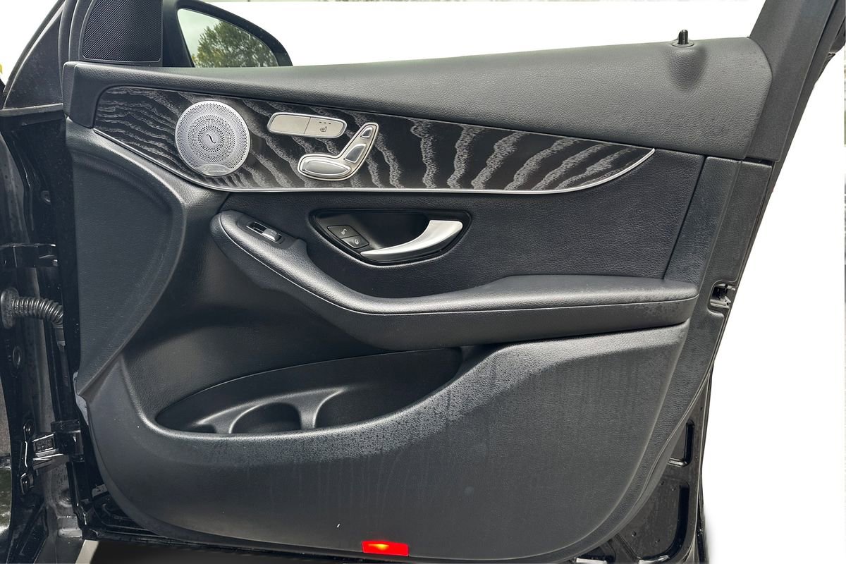 Used 2018 Mercedes-Benz GLC 300 w/ Premium Package image 23