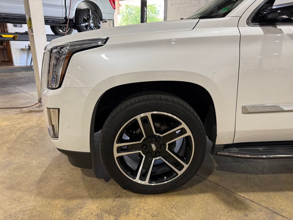 Used 2020 Cadillac Escalade Luxury AWD/4WD image 10