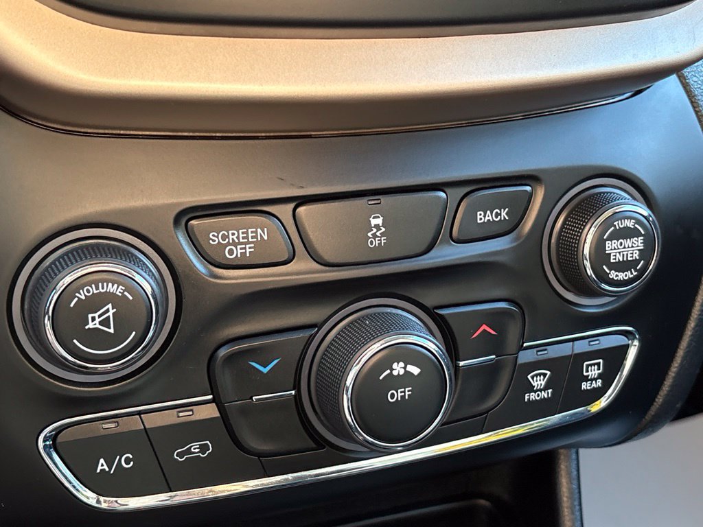 Used 2015 Jeep Cherokee Latitude w/ Cold Weather Group AWD/4WD image 15