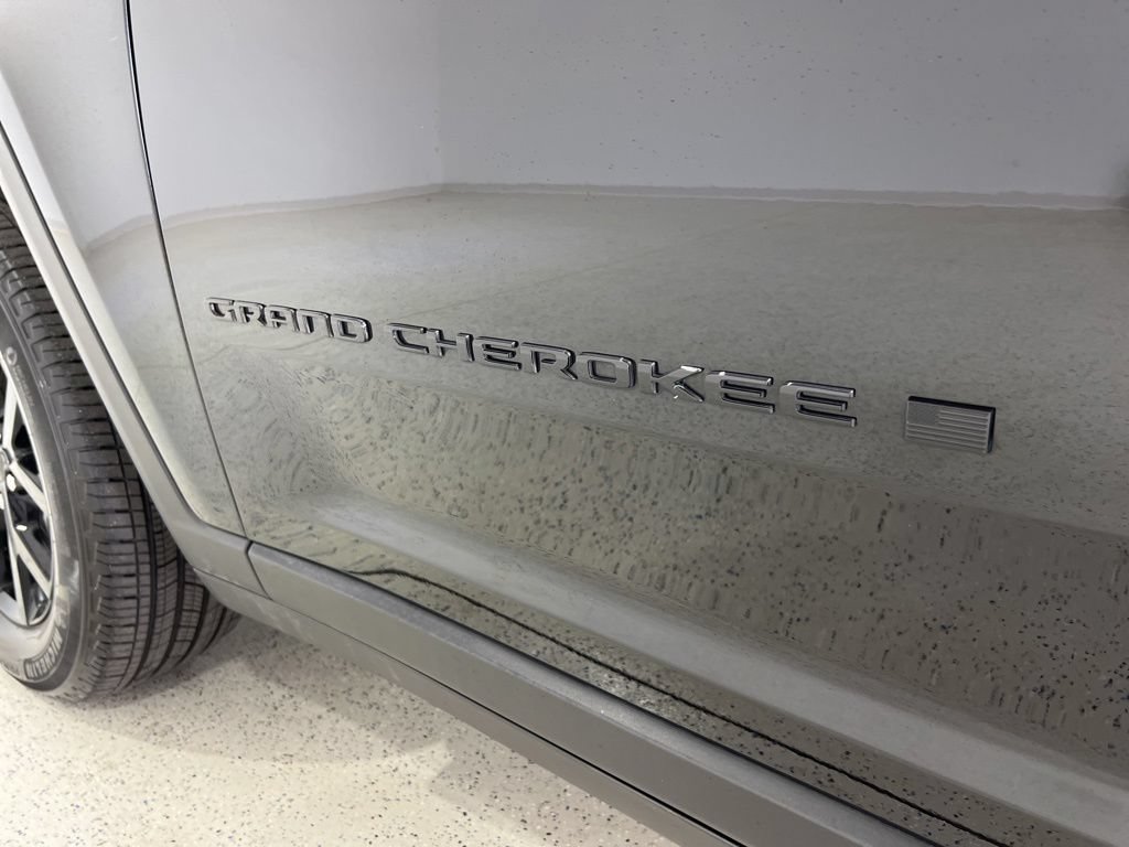 Used 2025 Jeep Grand Cherokee Altitude AWD/4WD image 28