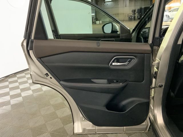 Used 2021 Nissan Rogue SL w/ Premium Package image 32