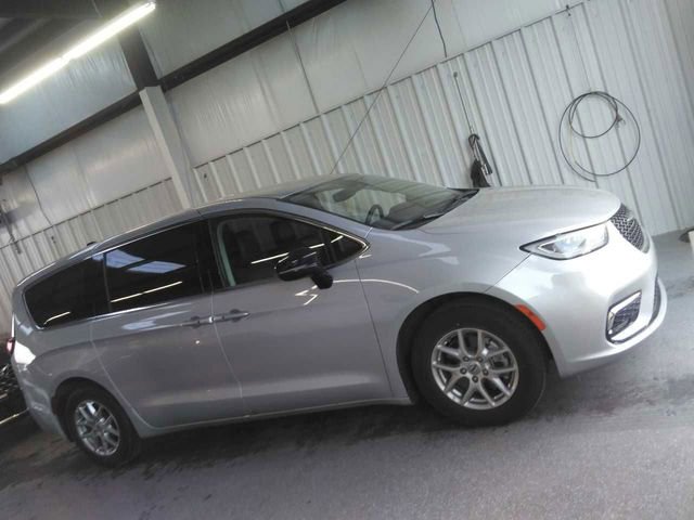 Used 2024 Chrysler Pacifica Touring-L