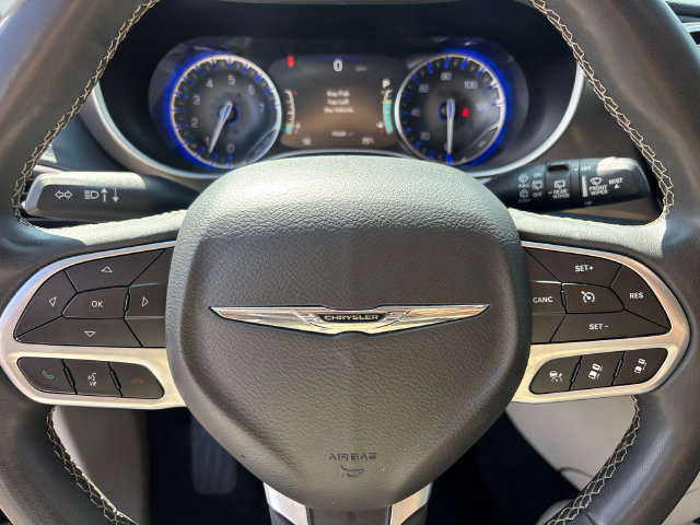Used 2023 Chrysler Pacifica Touring-L FWD image 19