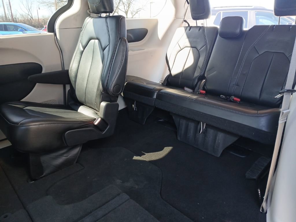 Used 2024 Chrysler Pacifica Touring-L image 28