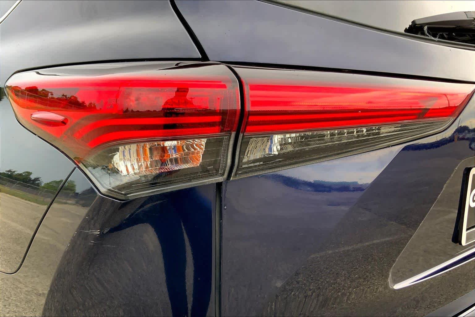 Used 2020 Toyota Highlander XLE AWD/4WD image 28
