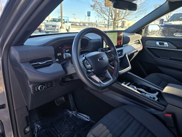 Used 2025 Ford Explorer ST-Line w/ ST-Line Street Pack image 11