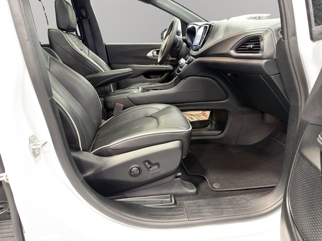 Used 2025 Chrysler Pacifica Limited FWD image 16