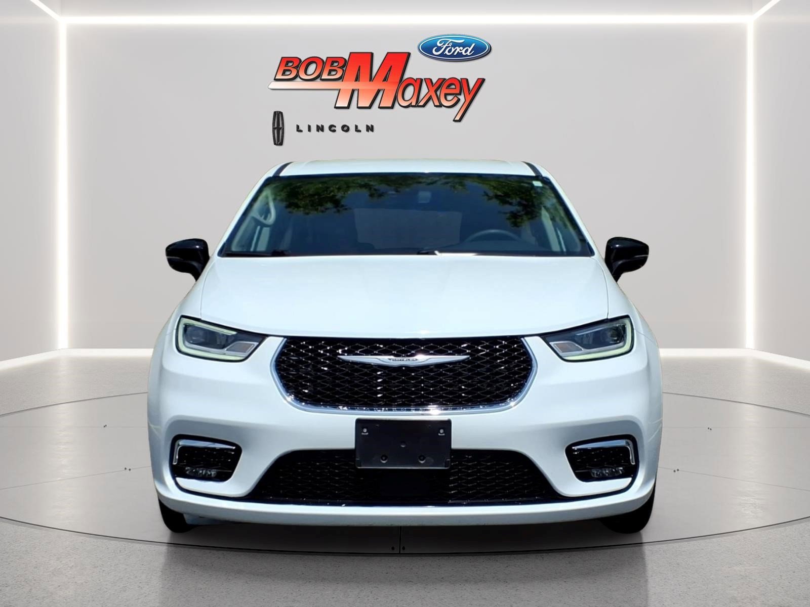 Used 2024 Chrysler Pacifica Touring-L FWD image 2
