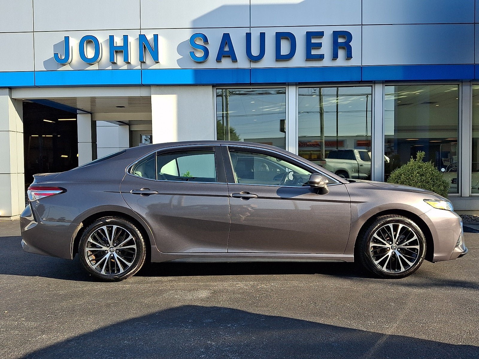 Used 2020 Toyota Camry SE w/ Blackout Package FWD image 7