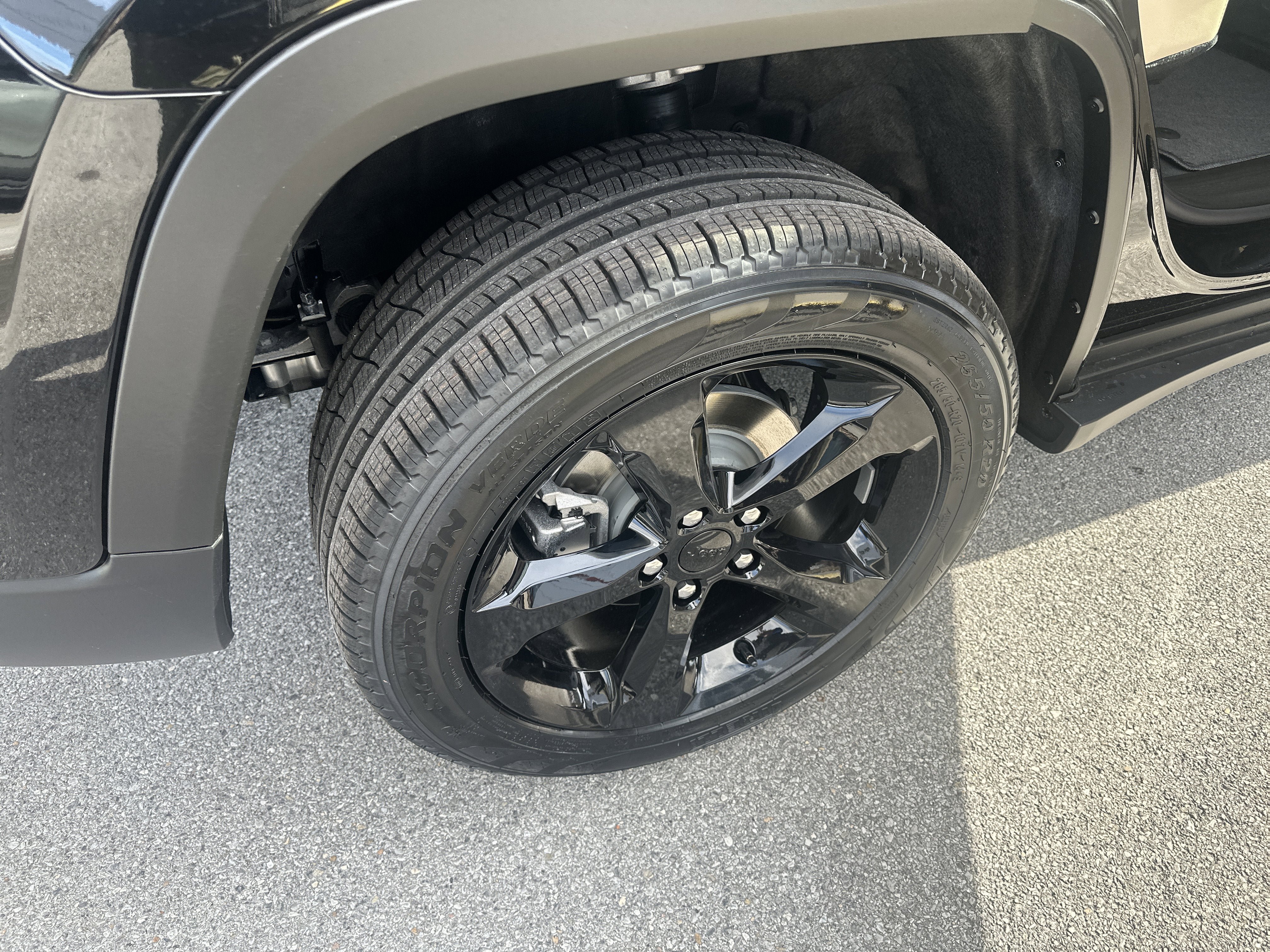 New 2025 Jeep Grand Cherokee Limited w/ Black Appearance Package AWD/4WD image 23
