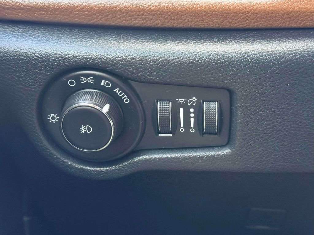 Used 2017 Chrysler Pacifica Limited image 20