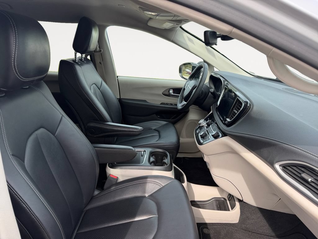 Used 2024 Chrysler Pacifica Limited FWD image 15