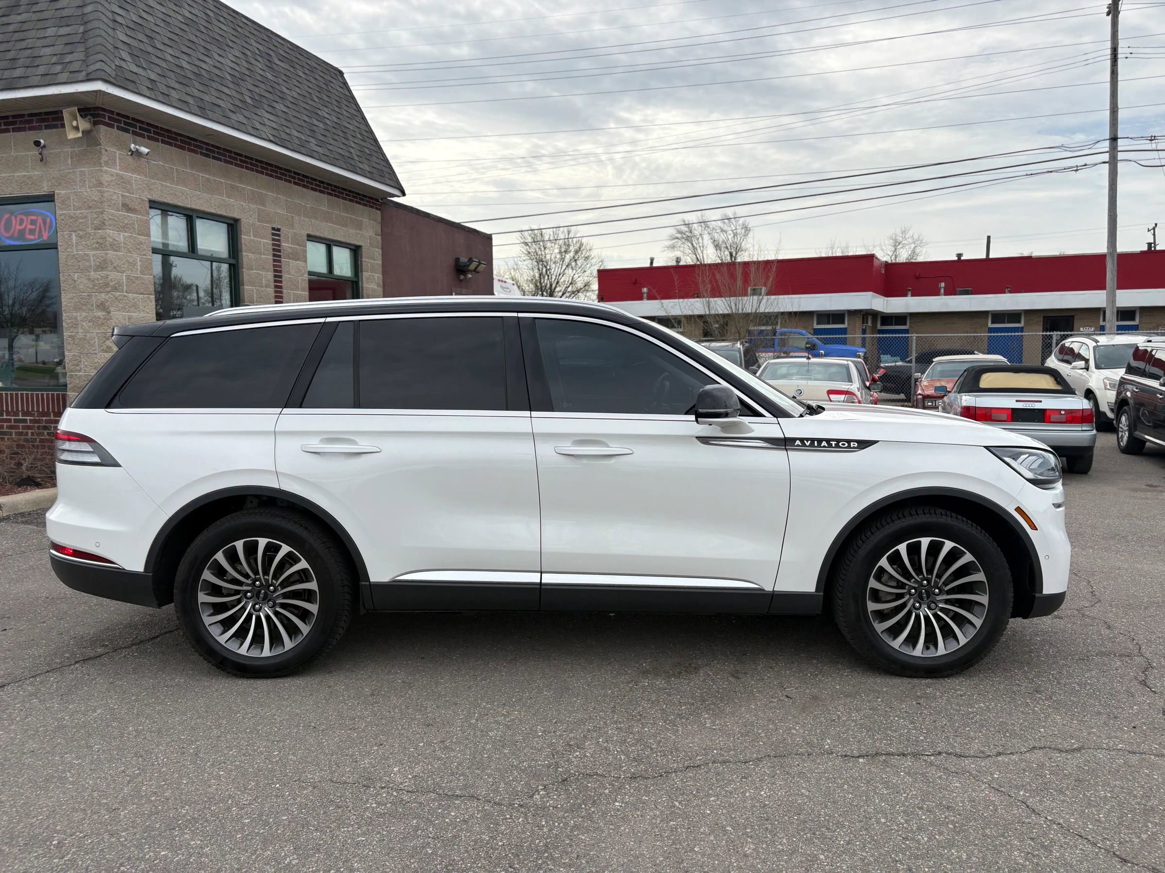 Used 2023 Lincoln Aviator Reserve w/ Equipment Group 201A AWD/4WD image 4