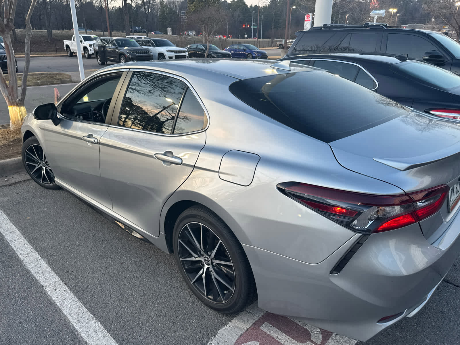 Used 2022 Toyota Camry SE image 3