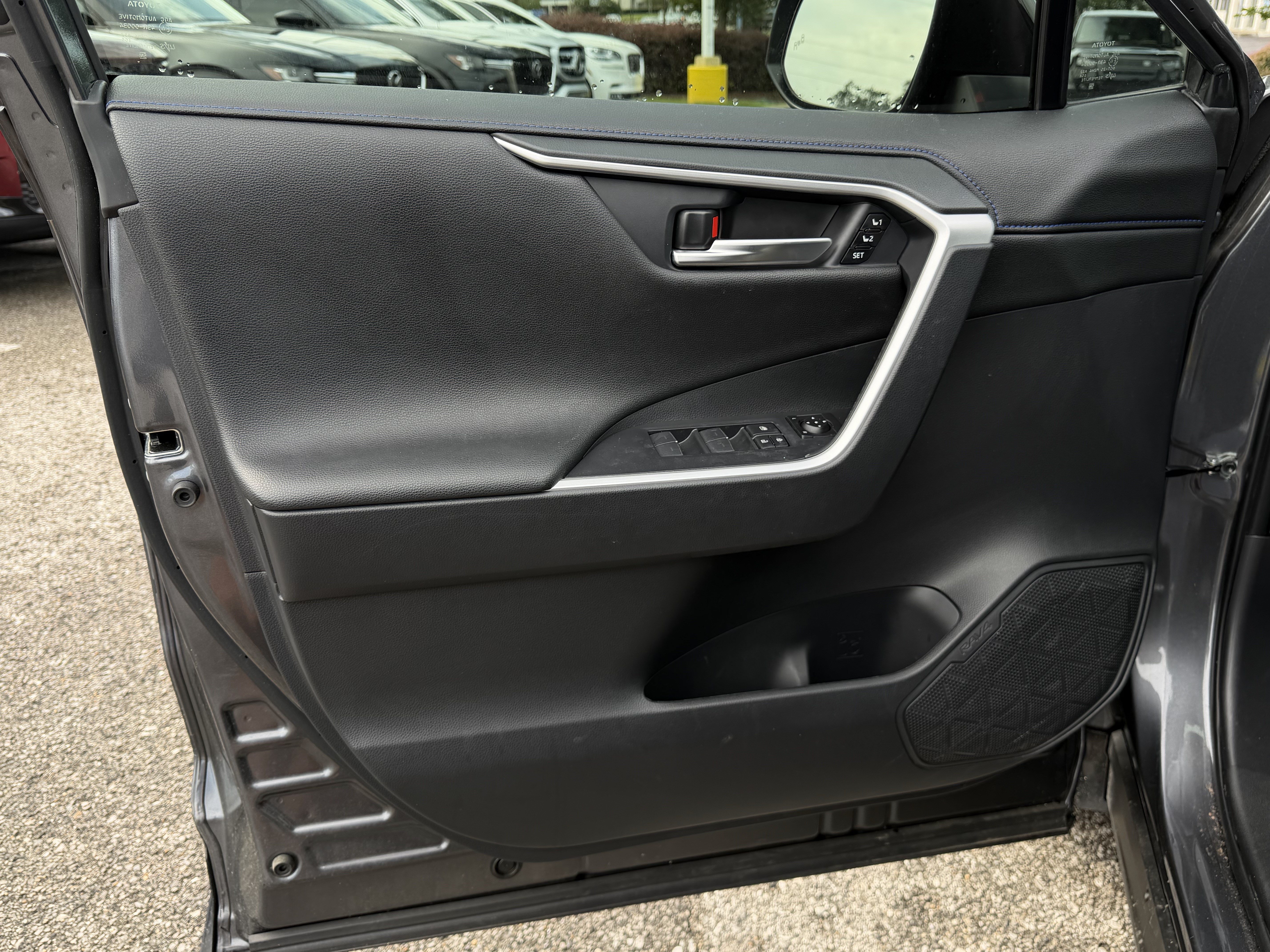 Used 2025 Toyota RAV4 XSE w/ Advanced Technology Package AWD/4WD image 14