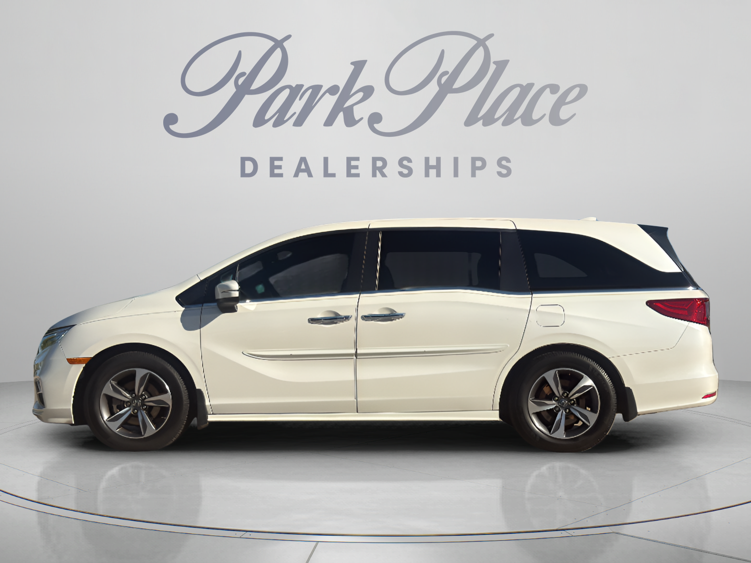 Used 2018 Honda Odyssey Touring image 2