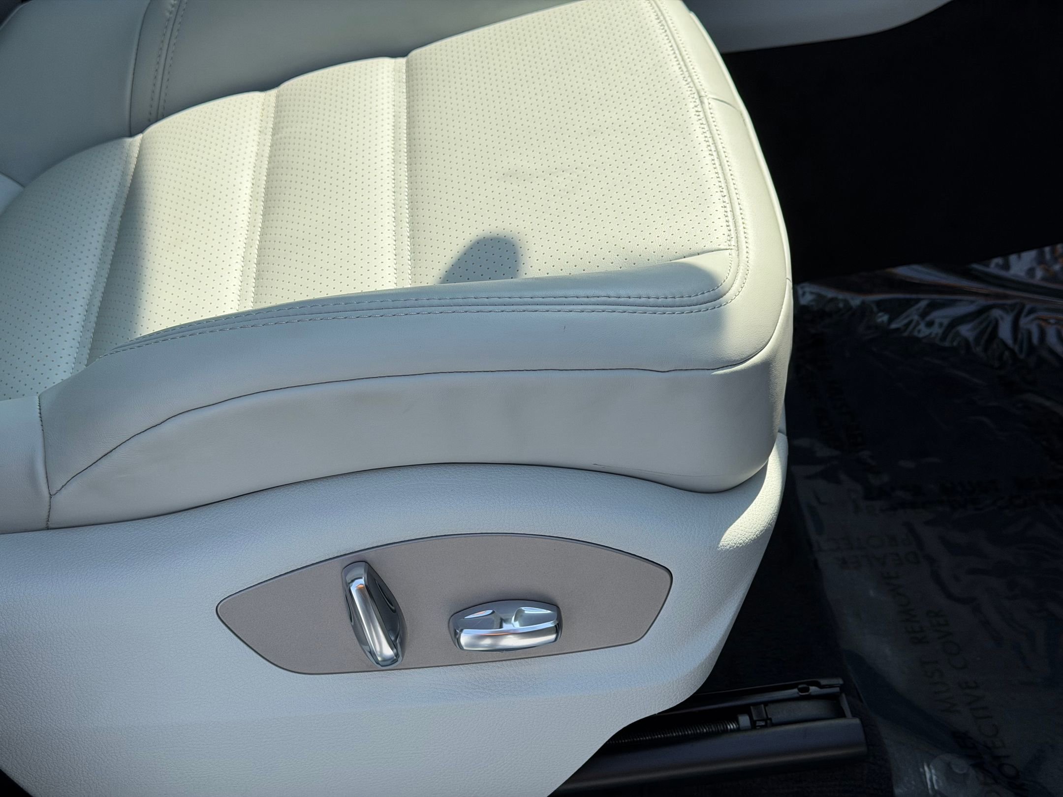 Used 2023 Porsche Macan Turbo image 16