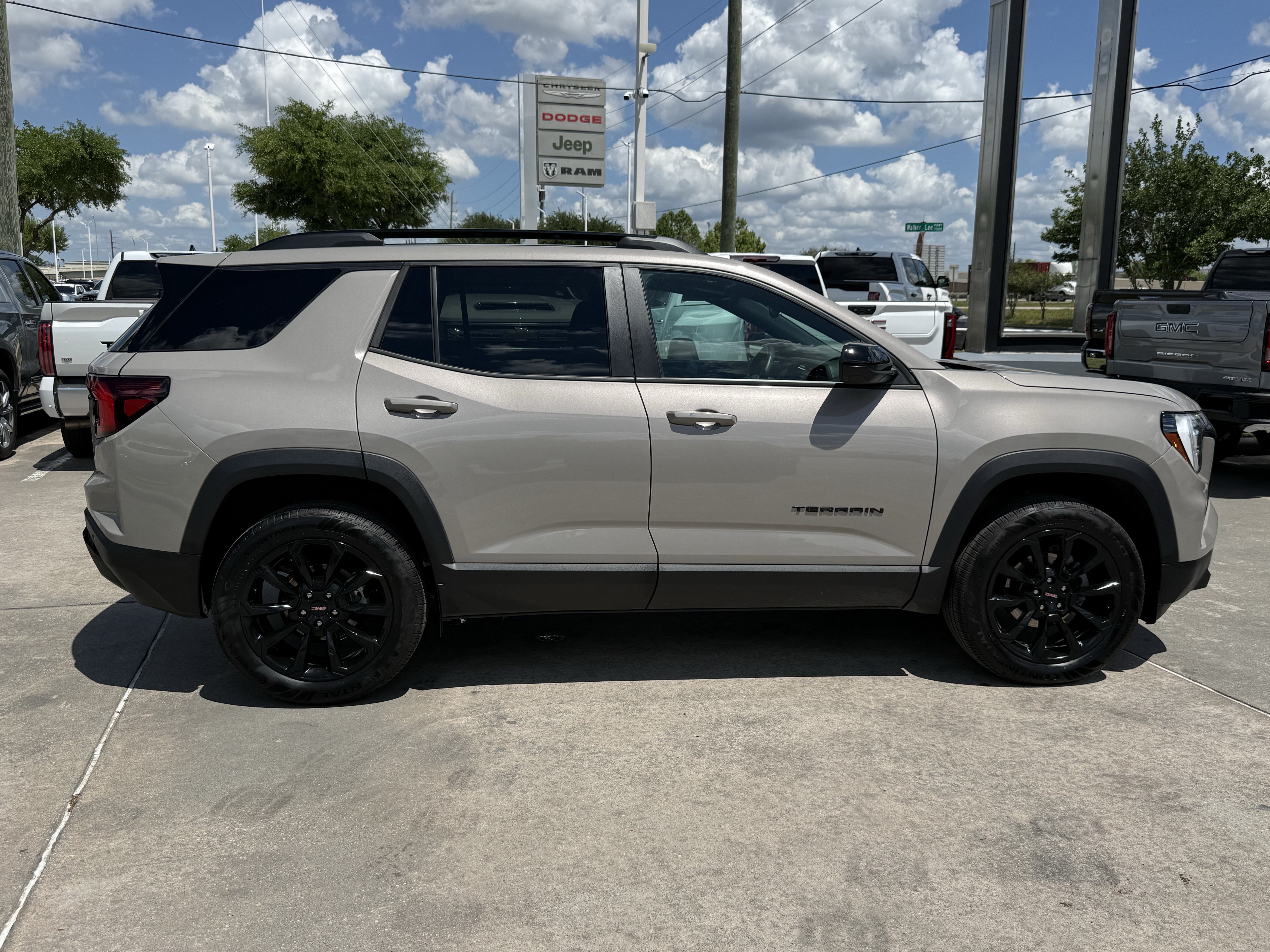 Used 2026 GMC Terrain Elevation w/ Elevation Premium Package FWD image 3