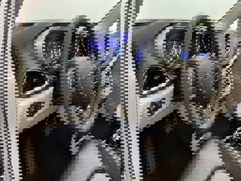 Used 2024 Chrysler Pacifica Touring-L image 2