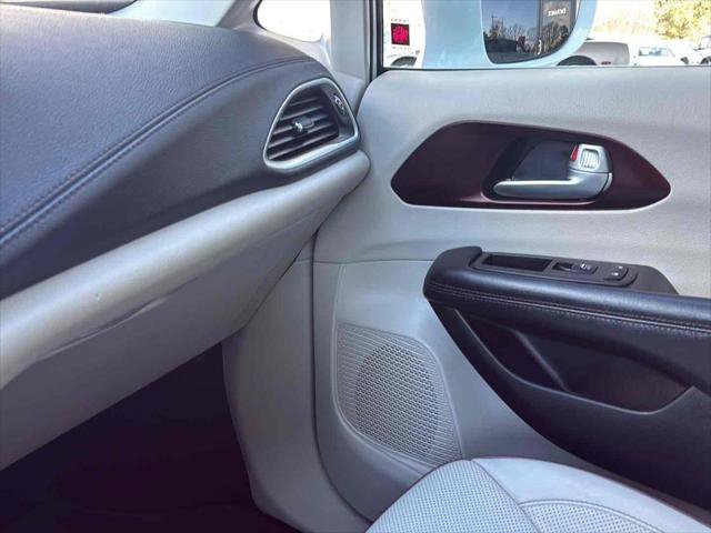 Used 2018 Chrysler Pacifica Limited image 28