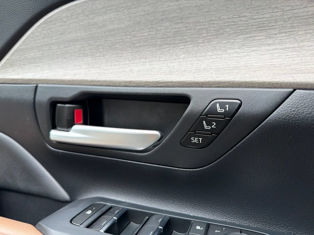 Used 2024 Toyota Grand Highlander AWD image 18