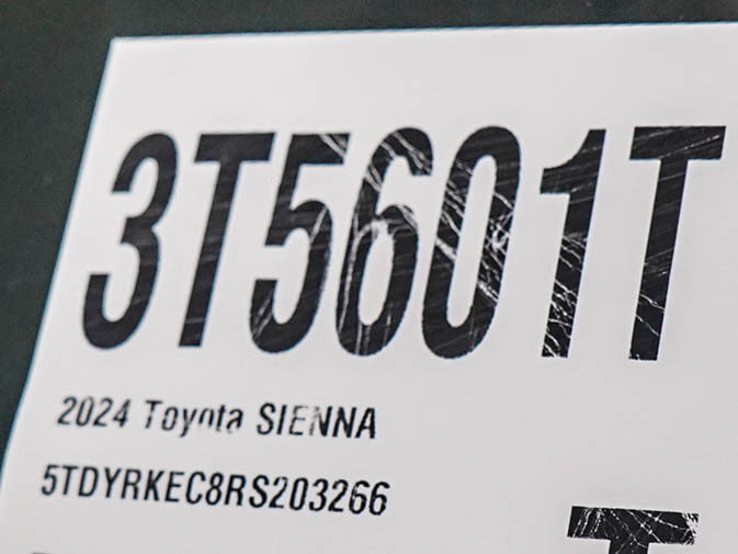 Used 2024 Toyota Sienna XLE FWD image 31