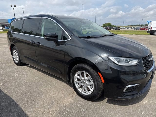 Used 2023 Chrysler Pacifica Touring-L FWD image 7