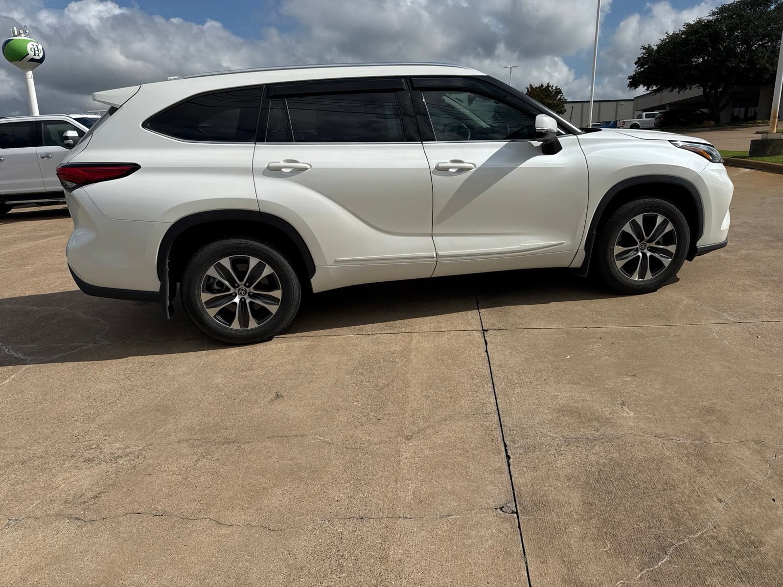 Used 2020 Toyota Highlander XLE AWD/4WD image 8